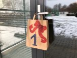 Adventskalendertütchen an der Eingangstür