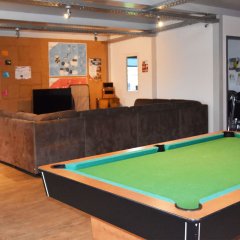 Aufenthaltsraum mit Billard und Couch