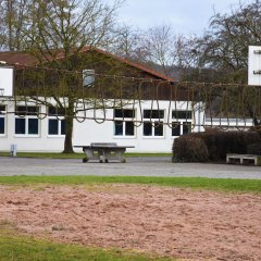 Außengelände mit Volleyballplatz und Tischtennisplatte