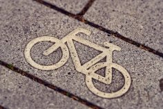 Ein Rad-Symbol auf einem Fahrradweg