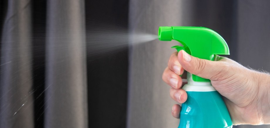Reinigungsspray im Einsatz