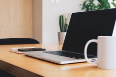 Laptop auf einem Schreibtisch