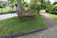 Eine Bank im Stadtpark, der derzeit (noch) nicht zum Verweilen einlädt