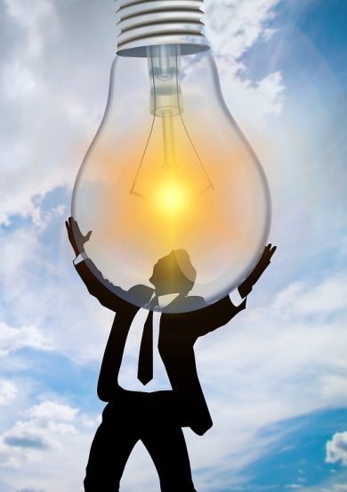 die Grafik eines Mannes, der eine übergroße Glühbirne in Richtung Himmel hält